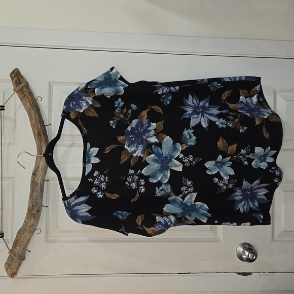 ☢️3 For $20. Eclipse-top,flowers,shades of blue - Picture 7 of 8